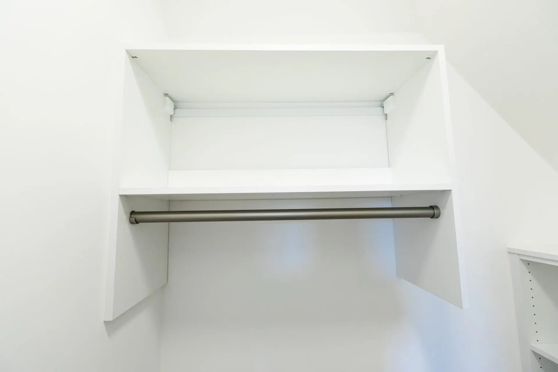 0T3A3595 Shelf with Hanger